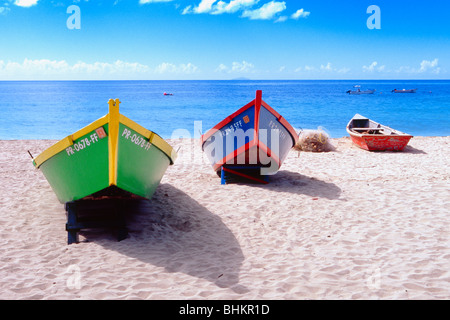 Vorderansicht der Fischerboote am Crashboat Strand, Puerto Rico Stockfoto