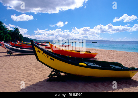 Bunte Boote aufgereiht auf einem Strand, Aguadilla, Puerto Rico Stockfoto