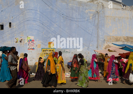 Pushkar während der Messe Pushkar, Rajasthan, Indien. Straßenmärkte, geschäftiges Treiben herrscht. Stockfoto