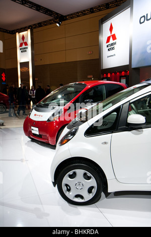 2 Mitsubishi Elektroauto in 2010 Canadian International AutoShow (CIAS) in Toronto, Ontario, Kanada. Stockfoto