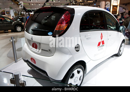 Rückansicht eines weißen Mitsubishi Elektroauto in 2010 Canadian International AutoShow (CIAS) in Toronto, Ontario, Kanada. Stockfoto