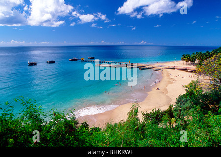 Luftaufnahme von einem Strand mit einem langen Pier, Aguadilla, Puerto Rico Stockfoto