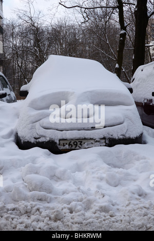 Lustige Grafik auf Auto nach starkem Schneefall. Stockfoto