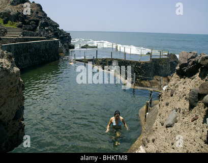 El Salvador. Naturals-Pools in Atami Club. Küste des Pazifischen Ozeans. Abteilung La Libertad. Stockfoto