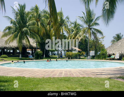 El Salvador. Pool von Club Atami. Küste der Abteilung La Libertad. Stockfoto