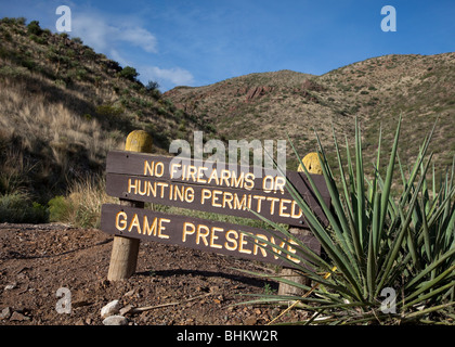 Keine Schusswaffen oder Jagd Zeichen für Spiel bewahren Franklin Mountain Staatspark Texas USA Stockfoto