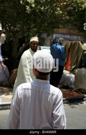 Aufruf zum Gebet in Dubai. Hunderte von Männern, die in den Straßen außerhalb verpackt Moscheen beten. Stockfoto