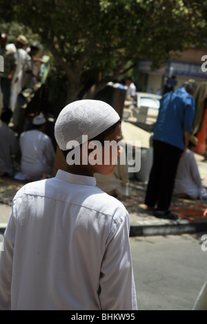 Aufruf zum Gebet in Dubai. Hunderte von Männern, die in den Straßen außerhalb verpackt Moscheen beten. Stockfoto