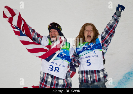 Shaun White (USA) gewinnt Gold und sein Teamkollege und Scott Lago (USA) gewinnt Bronze bei den Herren Snowboard Halfpipe Stockfoto