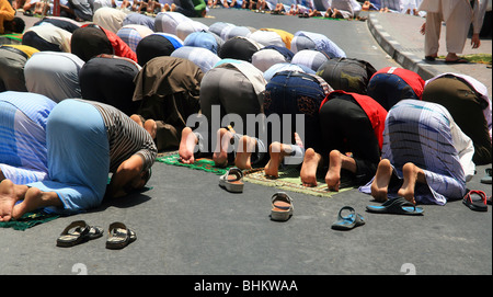 Aufruf zum Gebet in Dubai. Hunderte von Männern, die in den Straßen außerhalb verpackt Moscheen beten. Stockfoto