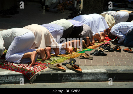 Aufruf zum Gebet in Dubai. Hunderte von Männern, die in den Straßen außerhalb verpackt Moscheen beten. Stockfoto