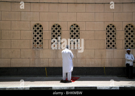 Aufruf zum Gebet in Dubai. Hunderte von Männern, die in den Straßen außerhalb verpackt Moscheen beten. Stockfoto