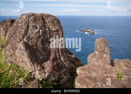 Orongo Dorf Petroglyphen mit Blick auf Moto Nui Insel, in der Nähe von Rano Kau Vulkan, Osterinsel, Südpazifik Stockfoto