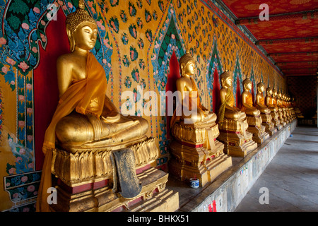 Buddhas befindet sich in der Galerie des Bots im Wat Arun Stockfoto