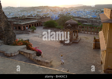 Meharangarh Fort (Jodhpur Fort), dominiert die Stadt Jodhpur aus seiner Lage hoch auf einen Buff mit Blick auf sie, Rajasthan, Indien Stockfoto