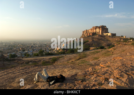 Meharangarh Fort (Jodhpur Fort), dominiert die Stadt Jodhpur aus seiner Lage hoch auf einen Buff mit Blick auf sie, Rajasthan, Indien Stockfoto