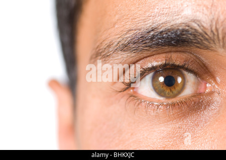 Nahaufnahme eines jungen Mannes, der Blick in die Kamera vor einem weißen Hintergrund Stockfoto