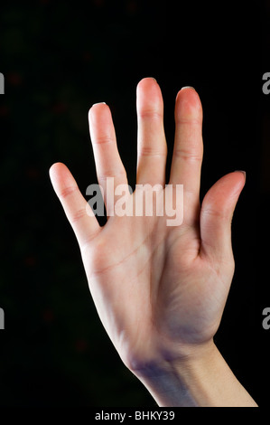 Zarte Frauenhand zeigt Stop Geste Stockfoto