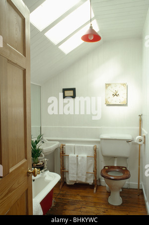 Toilette mit Holzsitz in kleinen weißen Dachgeschoss Badezimmer Stockfoto