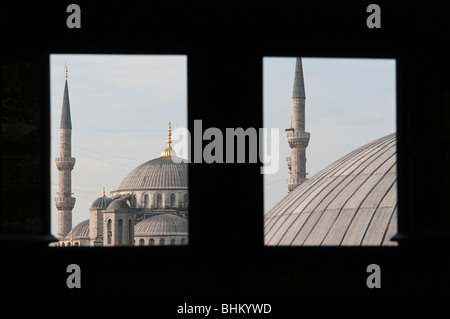 Die blaue Moschee, Istanbul, die aus einem Fenster in der Hagia Sophia Moschee gesehen Stockfoto