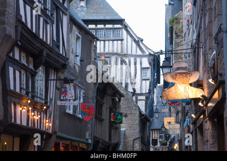 Dinan, Bretagne, Frankreich. Blick entlang der Rue De La Cordonnerie im Herzen der Altstadt, Dämmerung. Stockfoto