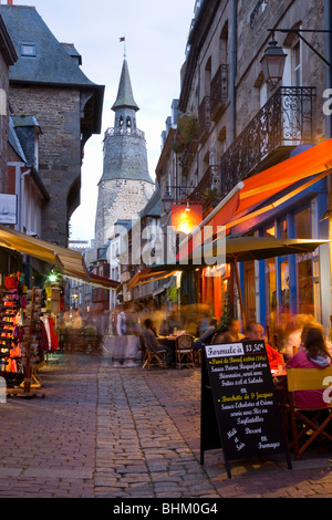 Dinan, Bretagne, Frankreich. Blick entlang der Rue De La Poissonnerie, die Tour de l ' Horloge, Dämmerung. Stockfoto