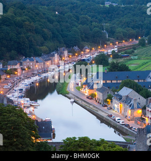 Dinan, Bretagne, Frankreich. Blick von Wällen, beleuchtete Kais entlang dem Fluss Rance, Dämmerung. Stockfoto