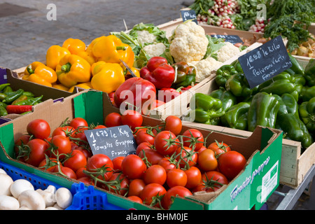 Rennes, Bretagne, Frankreich. Ausgewähltes Gemüse zum Verkauf auf Markt in Place des Lices. Stockfoto