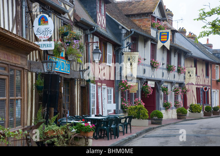 Beuvron-En-Auge, Normandie, Frankreich. Reihe von traditionellen Fachwerkbauten mit Blick auf die Hauptstraße. Stockfoto