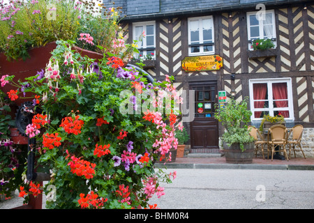 Beuvron-En-Auge, Normandie, Frankreich. Typisches Fachwerk Inn, bunten Blumen im Vordergrund. Stockfoto