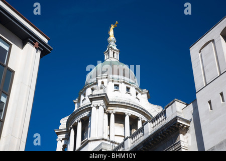 London, Greater London, England. Die Waage der Gerechtigkeit und die Kuppel des Old Bailey Central Strafgerichtshofs. Stockfoto