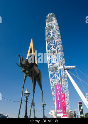 London, Greater London, England. Statue der langbeinige Elefanten am Südufer unter dem London Eye. Stockfoto