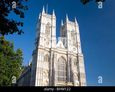 London, Greater London, England. Die west vorne und zwei Türme der Westminster Abbey. Stockfoto