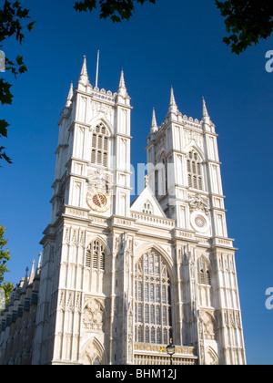 London, Greater London, England. Die west vorne und zwei Türme der Westminster Abbey. Stockfoto