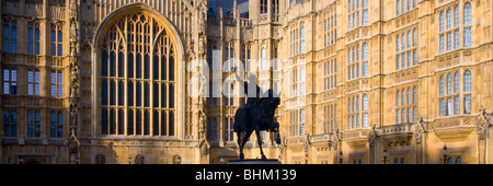 London, Greater London, England. Reiterstatue von Richard Löwenherz vor den Houses of Parliament. Stockfoto