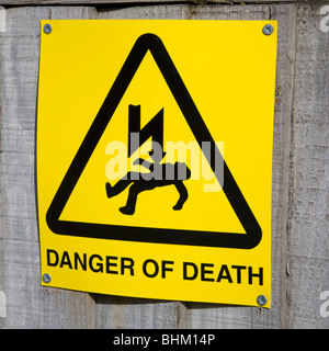 East Grinstead, West Sussex, England. Gelbes Schild Warnung vor elektrischer Gefahr. Stockfoto