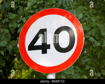 East Grinstead, West Sussex, England. Straßenschild kündigt einen 40 Meilen pro Stunde Höchstgeschwindigkeit. Stockfoto