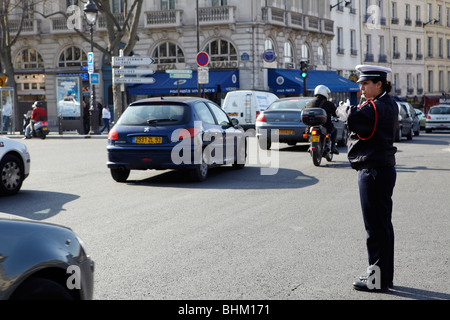 Verkehrspolizei regelt den Verkehr in Paris, Frankreich Stockfoto