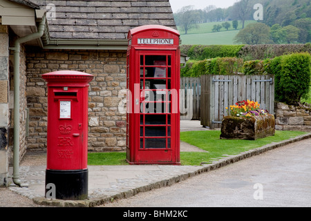 Roten Briefkasten und Telefonzelle Stockfoto