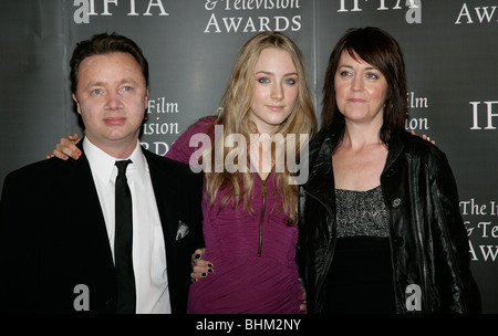 Paul Ronan (Vater), irische Schauspielerin Saoirse Ronan und Monica Ronan (Mutter) bei der 7. jährlichen Irish Film und Television Awards Stockfoto