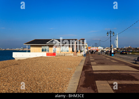 Ein Cafe am Strand von Southsea, mit Spinnaker Tower im Hintergrund, Wintersonne und blauer Himmel, Hampshire, UK Stockfoto