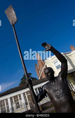 Bronze-Statue von Sir Steve Redgrave vor Hofgartens Haus in Higginson Park Marlow Buckinghamshire UK Stockfoto