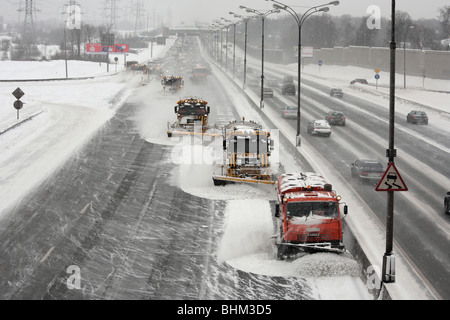 Moskau im Schnee-Serie. MKAD - Spezialfahrzeuge Pflügen Autobahn während Schneesturm. Stockfoto