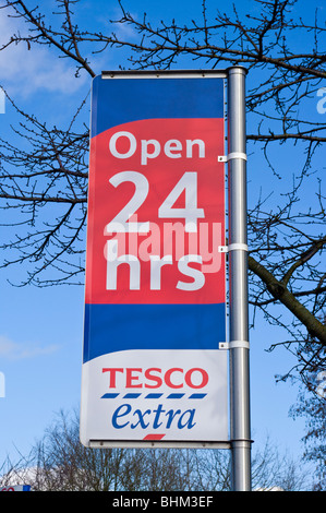 Geöffnet 24 Stunden Tesco Extra Zeichen Stockfoto