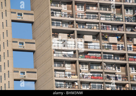 Ansicht der Trellick Tower Wohnsiedlung in Notting Hill, London, eines der größten in Großbritannien. Stockfoto