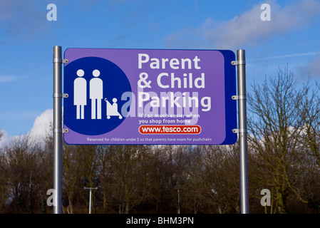 Eltern und Kind Parkplatz Zeichen bei Tesco Stockfoto
