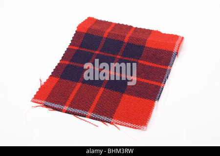 Ein Muster aus roten und blauen Tartan Tuch vor weißem Hintergrund. Stockfoto