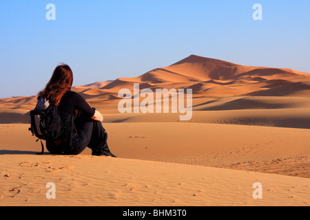 Weibliche Touristen Blick auf den Erg Chebbi snad Dünen in der Sahara in der Nähe von Fes, Marokko Stockfoto