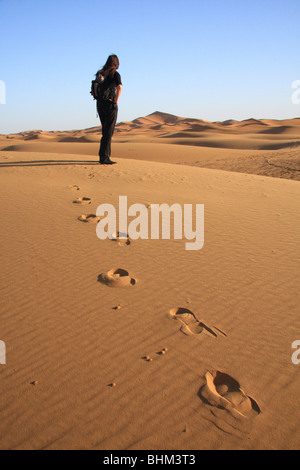 Weibliche Touristen blickt auf den Erg Chebbi Sanddünen in der Sahara-Wüste in der Nähe von Merzouga, Marokko Stockfoto