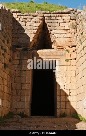 Eintritt in das Schatzhaus des Atreus, einer mykenischen Tholos, Bienenstock Grab in Mykene, Argolis, Peloponnes, Griechenland Stockfoto